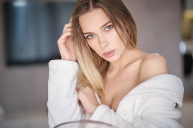 Genç bayan evinde dinleniyor.