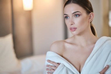 Genç bayan evinde dinleniyor.