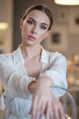 Genç bayan evinde dinleniyor.