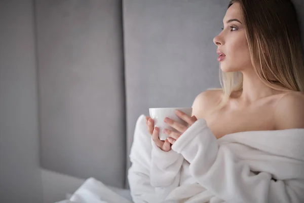 Mooie Gelukkige Jonge Vrouw Drinken Kopje Koffie Thee Terwijl Liggend — Stockfoto