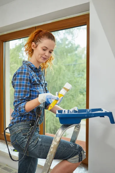 Šťastná Usměvavá Žena Dělá Renovaci Malování Stěn Válečkem Barvy — Stock fotografie