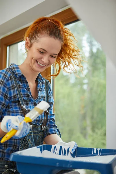 Leende Ung Kvinna Målning Väggar Hennes Nya Hus Hem Renovering — Stockfoto