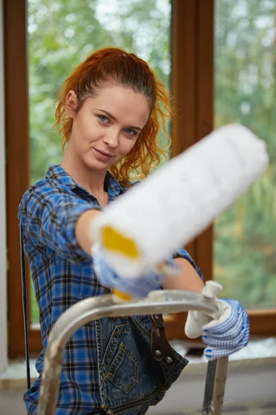 Feliz Sorrindo Mulher Fazendo Renovação Pintura Paredes Com Rolo Pintura — Fotografia de Stock