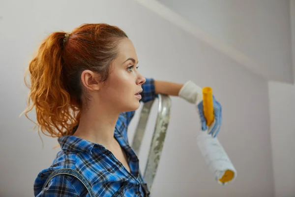 Usmívající Mladá Žena Malování Stěn Jejím Novém Domě Domácí Renovace — Stock fotografie