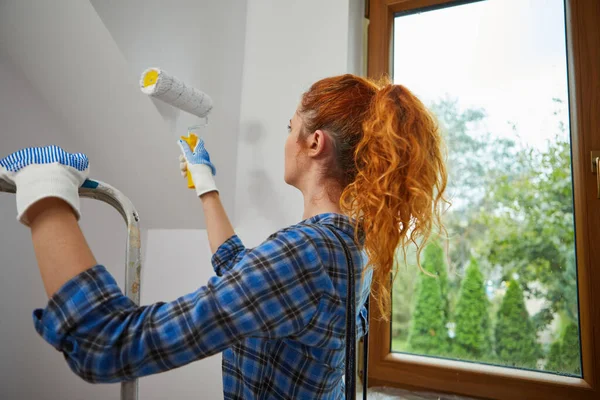 Sorrindo Jovem Mulher Pintando Paredes Sua Nova Casa Renovação Casa — Fotografia de Stock