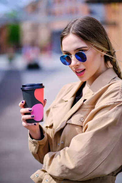 Mujer Con Una Taza Café Calle Una Ciudad Industrial — Foto de Stock