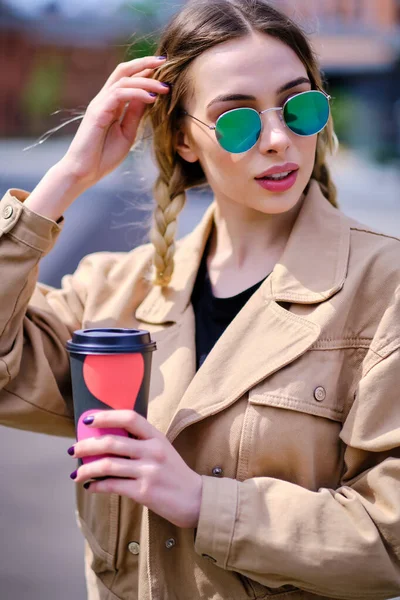 Mujer Con Una Taza Café Calle Una Ciudad Industrial — Foto de Stock