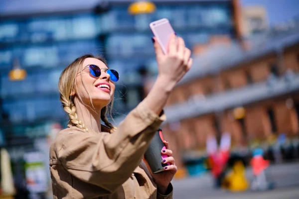 Primo Piano Ragazza Hipster Felice Facendo Foto Selfie Dal Telefono — Foto Stock