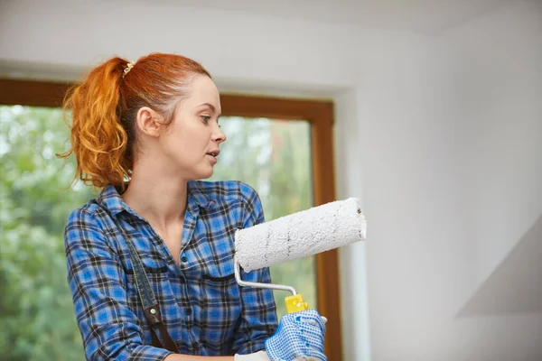 Una Joven Está Renovando Apartamento Pintura Paredes —  Fotos de Stock