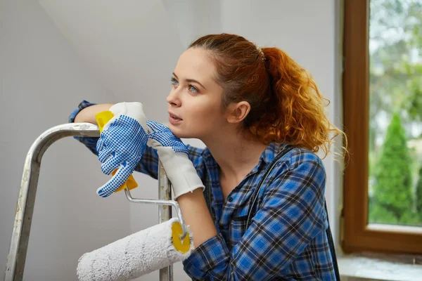 Ung Kvinna Renoverar Lägenheten Målningsväggar — Stockfoto