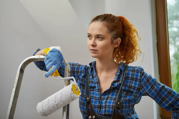 Uma Jovem Está Renovando Apartamento Paredes Pintura — Fotografia de Stock