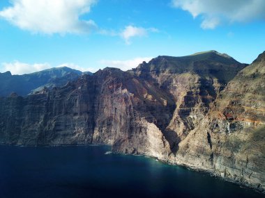 Los Gigantes kayalıklarla Tenerife, Kanarya Adaları, İspanya havadan görünümü
