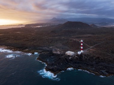 Tenerife, Kanarya Adaları, İspanya hava görünümünü deniz feneri Faro de Rasca. Wild Coast Atlas Okyanusu