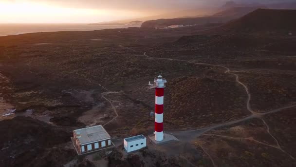 Deniz feneri Faro de Rasca Tenerife, Kanarya Adaları, İspanya yükseklikten görüntüleyin. Wild Coast Atlas Okyanusu — Stok video