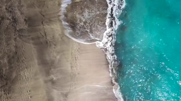 버려진된 해변의 최고 볼 수 있습니다. 테네리페 섬의 해안입니다. 해안을 도달 하는 바다 파도의 공중 무인 항공기 영상 — 비디오