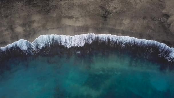 Widok z góry z bezludnej plaży. Wybrzeżu Teneryfy. Antenowe drone footage osiągnięciu brzegu fale morskie — Wideo stockowe