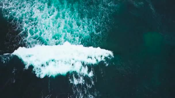 Vista superior de las olas y dos surfistas en la superficie del Océano Atlántico frente a la costa de Tenerife, Islas Canarias, España — Vídeo de stock