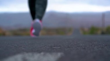 Koşu ayakkabıları - kadın Ayakkabı bağcıklarımı dağlık bir alanda ıssız bir yolda bağlıyor. Ağır çekim