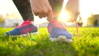 Koşu ayakkabıları - kadın ayakkabı bağcıklarımı bağlama