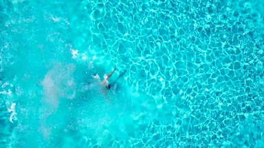 Havuz ve su altında yüzer içine atlama bir adam ve dalış olarak üstten görüntülemek