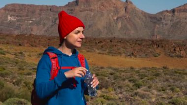 Kadın içme suyu zammı sonra Teide, Tenerife hiking. Beyaz kadın turist Tenerife, Kanarya Adaları