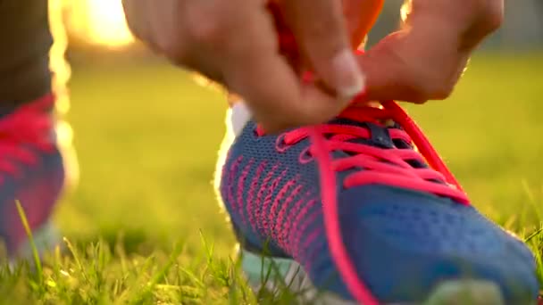 ランニング シューズの靴ひもを結ぶ女 — ストック動画