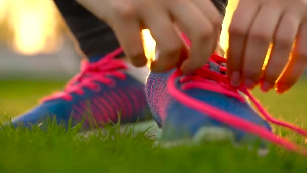 Zapatos para correr - mujer atando cordones de zapatos. Movimiento lento — Vídeos de Stock