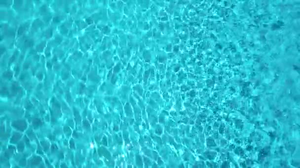 Topview da un drone sulla superficie della piscina — Video Stock