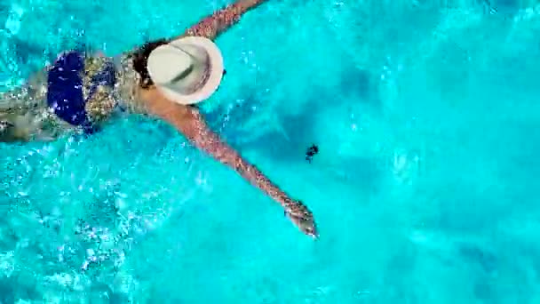 Pohled z vrcholu, jako žena v modrých plavkách plave v bazénu — Stock video
