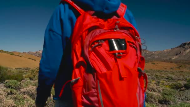 Активная туристка, путешествующая по Национальному парку Тейде. Кавказская девушка с рюкзаком на Тенерифе, Канарские острова, Испания — стоковое видео