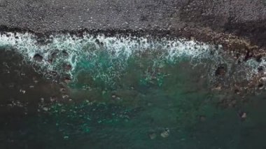 Üstten görünüm ıssız bir siyah volkanik Beach. Tenerife Island kıyıları. Dalgalar kıyıya ulaşan deniz hava dron görüntüleri