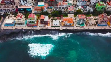 Atlantik kıyısında şehrin yükseklikten görüntüleyin. Tenerife, Kanarya Adaları, İspanya