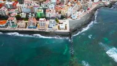 Atlantik kıyısında şehrin yükseklikten görüntüleyin. Tenerife, Kanarya Adaları, İspanya