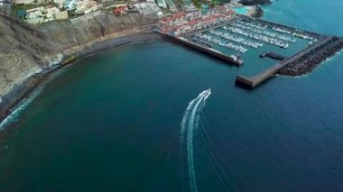 Los Gigantes Atlantik kıyısında yakınlarındaki kasabada yükseklikten görüntüleyin. Tekne için bağlantı noktası döndürür. Tenerife, Kanarya Adaları, İspanya
