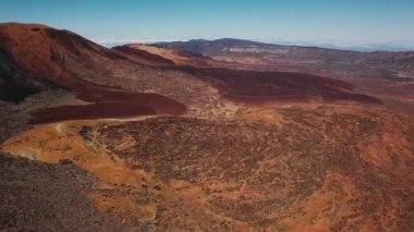 Havadan görünümü Teide Milli Parkı, dağlar ve sertleştirilmiş lav üzerinde uçuş. Tenerife, Kanarya Adaları, İspanya