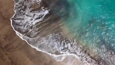 Üstten görünüm ıssız bir Beach. Tenerife Island kıyıları. Dalgalar kıyıya ulaşan deniz hava dron görüntüleri