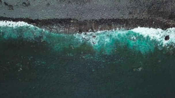 Blick von oben auf einen einsamen schwarzen Vulkanstrand. Küste der Insel Teneriffa. Drohnenaufnahmen von Meereswellen, die die Küste erreichen — Stockvideo