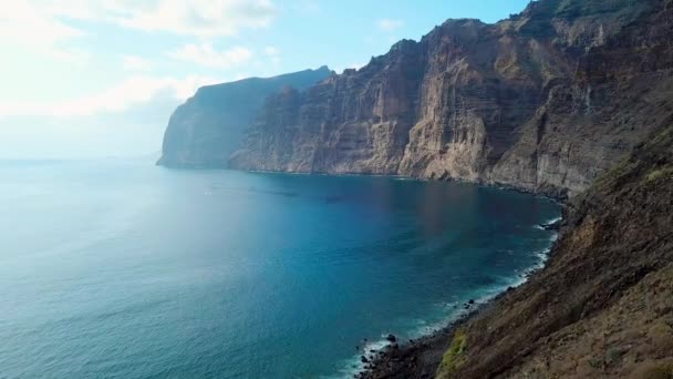 Klipporna Los Gigantes på Teneriffa, Flygfoto — Stockvideo