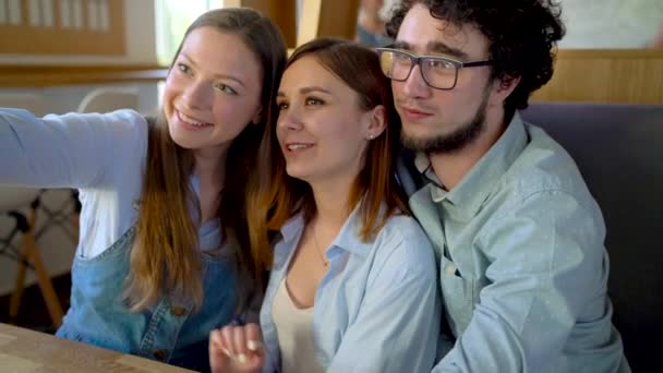 Tre Amici Sorridenti Siedono Caffè Bevono Succo Divertono Comunicare Fanno — Video Stock