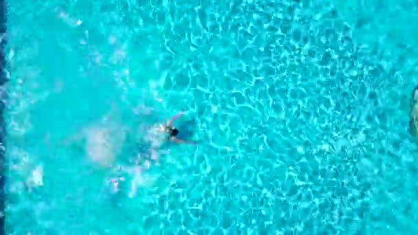 Pohled z vrcholu jako muž, skákání a ponory v bazénu a plavání pod vodou — Stock video