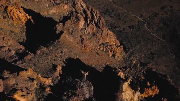 Luftaufnahme des Teide-Nationalparks, Flug über die Berge und gehärtete Lava. Teneriffa, Kanarische Inseln — Stockvideo