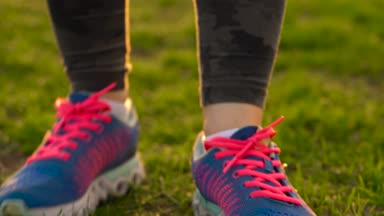 Koşu ayakkabıları - kadın ayakkabı bağcıklarımı bağlama