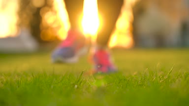 Koşu ayakkabıları - kadın ayakkabı bağcıklarımı bağlıyor. Ağır çekim