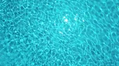 Bir dron havuz yüzey üzerinde gelen TOPVIEW