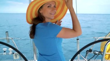 Kadın sarı hat ve ayakta ve yat yaz sezonu ocean adlı gülümseyen mavi elbise