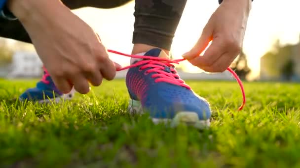 Running shoes - vrouw koppelverkoop schoenkant — Stockvideo