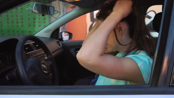 Vrouw is boos omdat haar auto is kaduuk, de sleutel uit het raam gooit en laat — Stockvideo