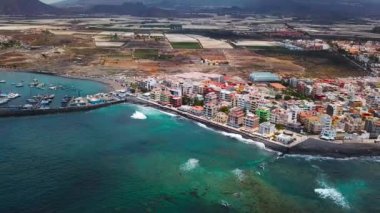 Atlantik kıyısında şehrin yükseklikten görüntüleyin. Tenerife, Kanarya Adaları, İspanya