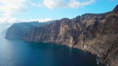 Los Gigantes uçurumlarda Tenerife, havadan görünümü