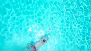 Havuz ve su altında yüzer içine atlama bir adam ve dalış olarak üstten görüntülemek